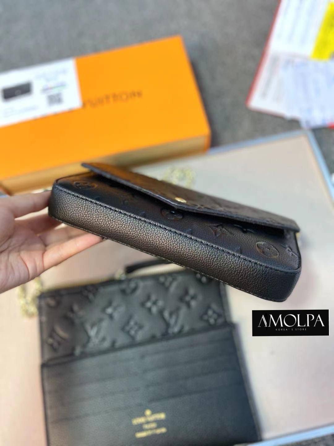 กระเป๋า LV CROSS BODY BAG มาพร้อมกล่อง และถุงผ้า ใบสวย หรูมากกก สวยยม๊ากกก งานเหมือนแท้ม๊ากก เป็นของฝากของขวัญผู้รับถูกใจแน่นอน หรือ ใช้เองครบสี ก็เก๋ๆ อยู่นะเตงงงงง