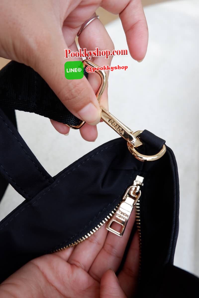 BEST SELLER !! สำหรับกระเป๋าอเนกประสงค์ ทรง Mini TOTE จากแบรนด์ PRADA เป็น กระเป๋าผ้าไนล่อน ตามแบบฉบับของแบรนด์เลย ใบนี้มีสายยาวให้ค่ะ เลิศมาก สะพายเป็น shoulder bag หรือ ถือได้คะ ด้าหน้าเป็นลายหมี ปั๊กกลิ้ตเตอร์ +logo brand ใช้แล้วสวยมากๆ อะไหล่ทองหรูมาก