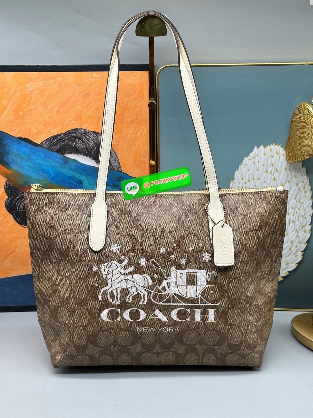 COACH CN626 – City Tote With Horse & Carriage Logo • กระเป๋าทรง Tote รุ่นยอดนิยม จุของได้เยอะ ใช้งานง่าย • วัสดุ Signature Coated Canvas • ด้านหน้าพิมพ์โลโก้ Horse & Carriage ขนาดใหญ่ สีสดใส เพิ่มลูกเล่นโดดเด่น