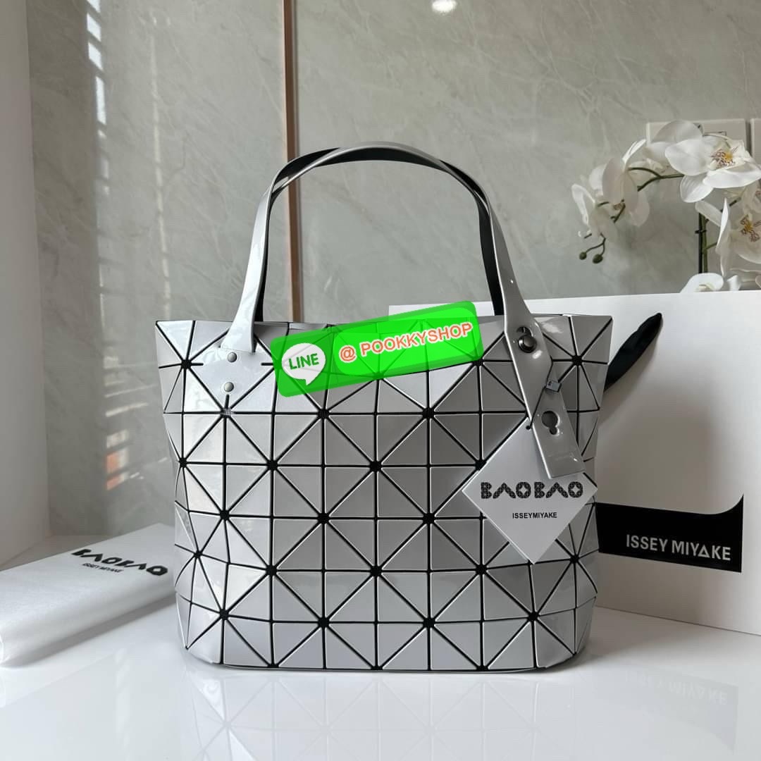 Bao bao Issey Miyake Rock Matte กระเป๋า Bao Bao ซีรีส์นี้จะเป็นทรงสี่เหลี่ยมผืนผ้าและทรงสี่เหลี่ยมจัตุรัส น้ำหนักเบา มีซิปปิดด้านบน ถือเป็นรุ่นที่เหมาะกับการใช้งานในชีวิตประจำวัน สามารถพับมุมและบริเวณด้านล่างของกระเป๋าเพื่อเพิ่มความสะดวกสบายในการใช้งาน ทั