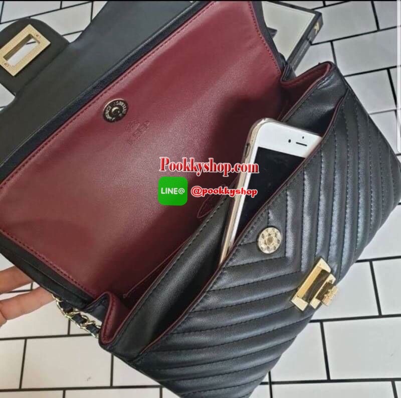 มาเพิ่มละค่า งาน Best Seller พร้อมสีใหม่สวยๆ มาให้เลือกเพิ่มอีก 2 สี !! KEEP รุ่น shoulder chevron chain handbag สวย หรู มากๆ เลยน๊า กระเป๋าอยู่ทรง หนังตัวใหม่ Microfiber สวย ทนกว่าเดิม ตัวกระเป๋าเย็บประณีต สายโซ่ปรับ สั้น ยาวได้คะ ภายในสีแดง มีช่องใส่ของ