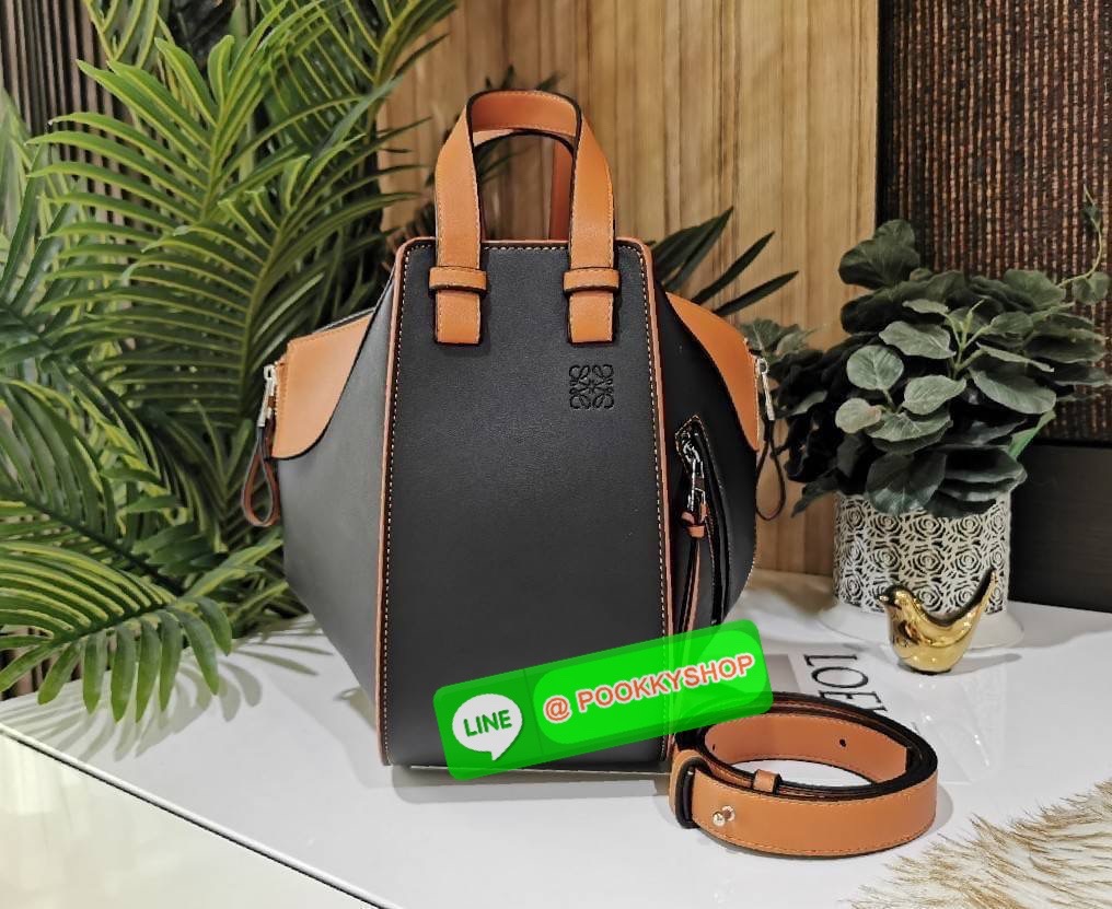 ✴️ห้ามพลาด!✴️LOEWE HANDLE & SHOULDER BAG VIP GIFT WITH PURCHASE (GWP) กระเป๋าถือหรือสะพายหนังแท้พรีเมี่ยมกิ๊ฟ Limited จาก LOEWE PERFUME DUTYFREE รุ่น Rare items สุดๆวัสดุหนังแท้ Calfskin หนังสวยดีไซน์มีเอกลักษณ์ ใบใหญ่กำลังดี น้ำหนักเบา ด้าน