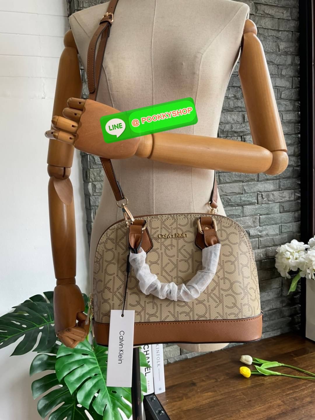 🚚 พร้อมส่ง 🚚 New arrival !! Calvin Klein Dome Mini Bag ( ขนาด 10” ) 💋สวยเก๋ ก่อนใครแน่นอนค่ะ ตามคำเรียกร้อง สวยหรูดูดีมาก สีสวยน่ารัก กระเป๋าสะพายแบบครอสบอดี้ ขนาดมินิ เป็นรุ่นที่ได้รับความนิยม แข็งแรงทนทาน จึงครองใจใครหลายคน วัสดุ