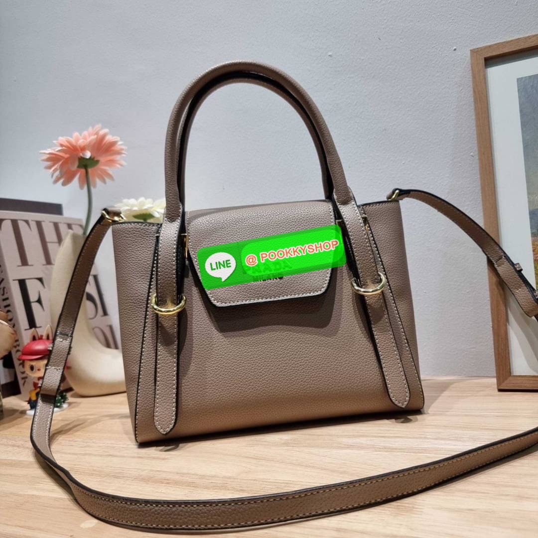 Hot item Prada leather bag กระเป๋าถือ/สะพายล่าสุด จากเคาน์เตอร์ dutyfree ที่ดีไซน์เรียบหรู หนังวัวฟอกสี สวยคมชัด เต็มไปด้วยดีเทลน่าใช้ สายคล้องไหล่ที่สามารถถอดออกได้ เพื่อใช้สายยาวสะพายข้างเส้นเดียว หรือจะใส่ไว้ทั้งคู่ก็อัพเกรดลุคดูแพงได้ ปากกระเป๋ามีฝากร