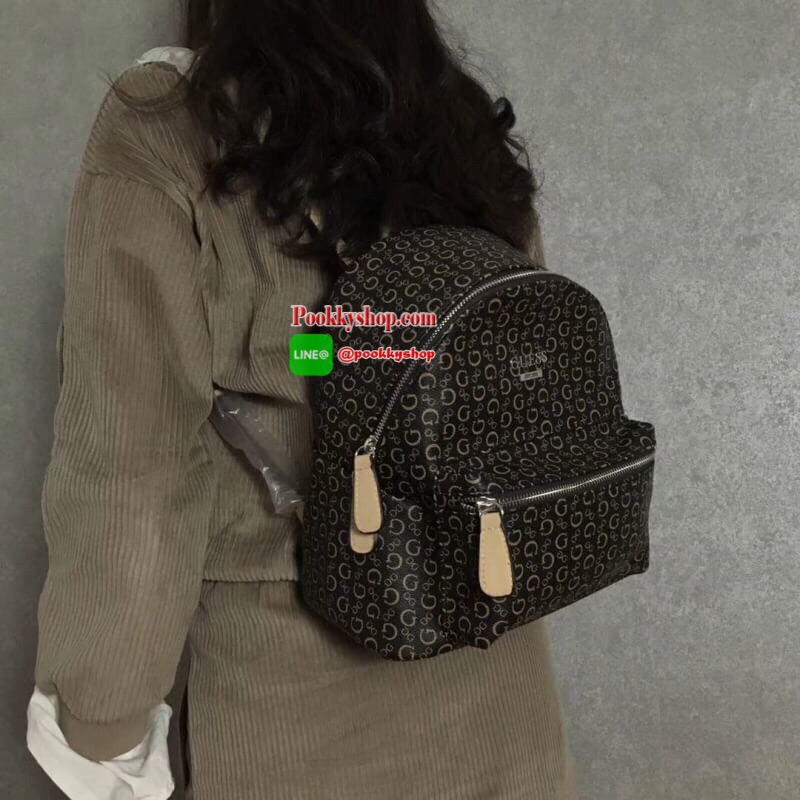 Don't Miss! GUESS WOMAN'S FACTORY BACKPACK กระเป๋าเป้ขนาดกำลังดีวัสดุหนังแกะสังเคราะห์นิ่มสวยน้ำหนักเบา มีหูหิ้วเเละสายสะพายหลังเลื่อนปรับได้ ด้านหน้ามีโลโก้และช่องซิป เปิดปิดด้วยซิปสะดวกใช้ ภายในกว้างใส่เอกสาร ipad ของใช้ได้เยอะ จะสะพายไปเรียนไ