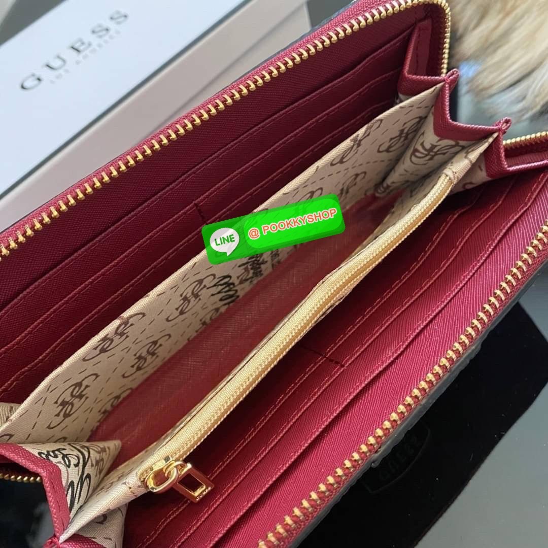Guess Long Wallet กระเป๋าเงินใบยาวซิปรอบ ด้านหน้ามีโลโก้แบรนด์สีเข้ากระเป๋าสวยสะดุดตา รุ่นนี้มีสายคล้องมือมาให้ เพื่อใช้งานง่ายและสะดวกมากยิ่งขึ้น ด้านในมีช่องใส่ธนบัตร ช่องใส่บัตร และช่องซิปใส่เหรียญค่ะ