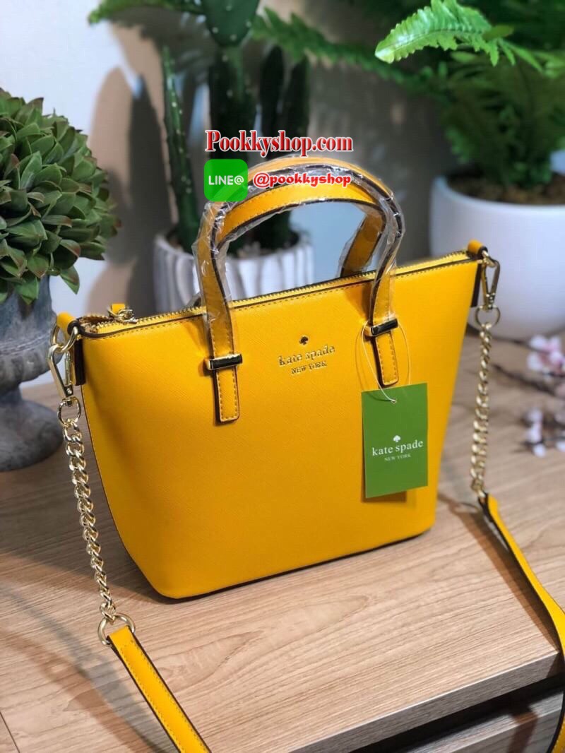 Kate Spade Cedar Street Mini Harmony Crossbody Small Handbag กระเป๋าสะพายใบเล็กสุดน่ารัก วัสดุหนัง Saffiano สวยหรูอยู่ทรงสไตล์ น่ารักไม่ซ้ำใคร ด้านหน้าประดับโลโก้สีทองสวย ภายในมีช่องซิปและช่องเล็ก สามารถใส่ ipad mini กระเป๋าสตางค์ใบยาวของใช้ได้จุกจิกได้เย