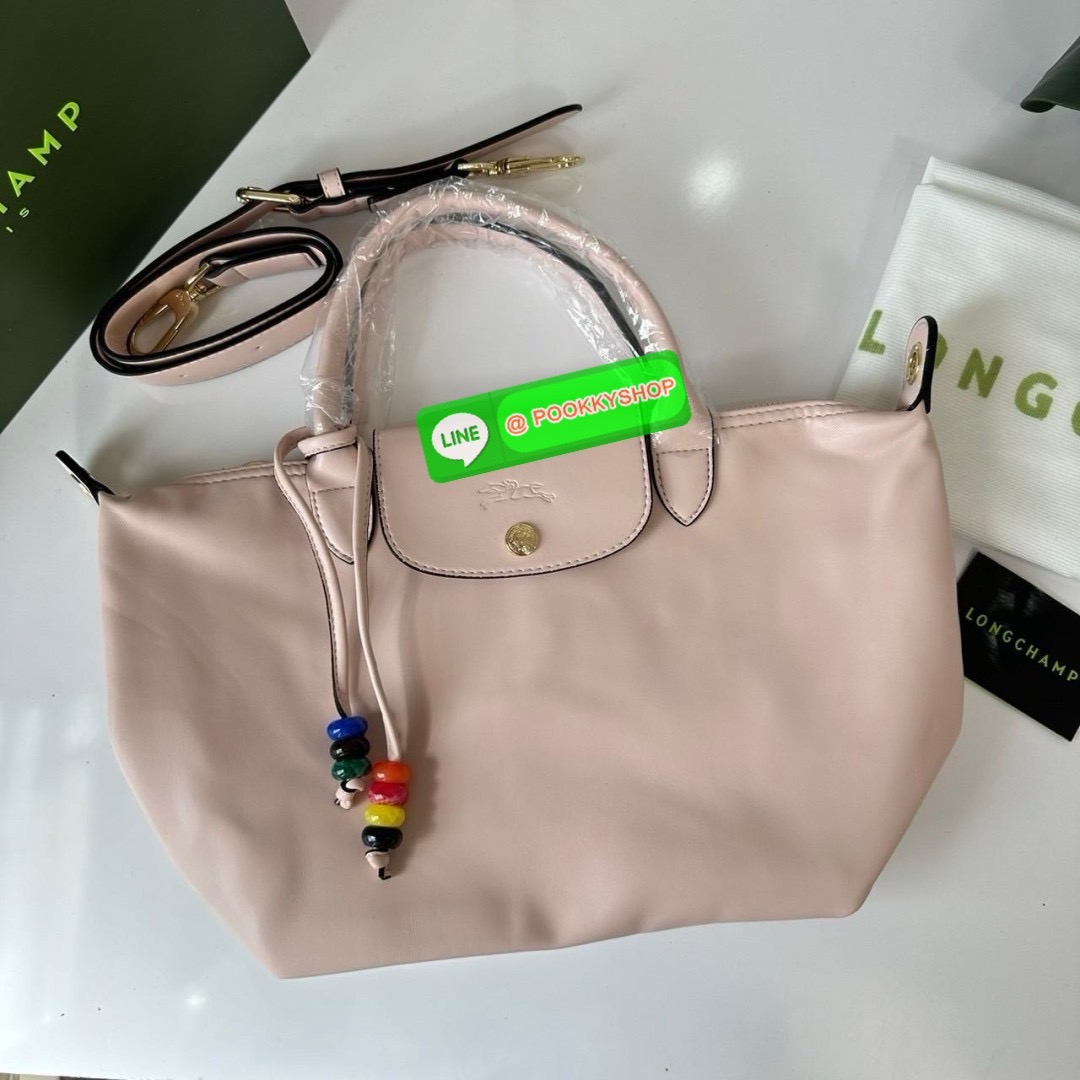 LONGCHAMP Le Pliage Xtra L Leather Handbag 🔖กระเป๋าสะพายคอสบอดี้ รุ่นใหม่โด่ดเด่นลูกเล่นของลูกปัดห้อยสีสันสดใส ทำให้กระเป๋าดูมีลูกเล่นมากขึ้น 🔖วัสดุ : หนังวัวทั้งใบนิ่มน่าสัมผัส 🔖เปิด-ปิดแบบกระดุมแป็ก มีซิปปิดปากกระเป๋าอีกชั้น ป้อง