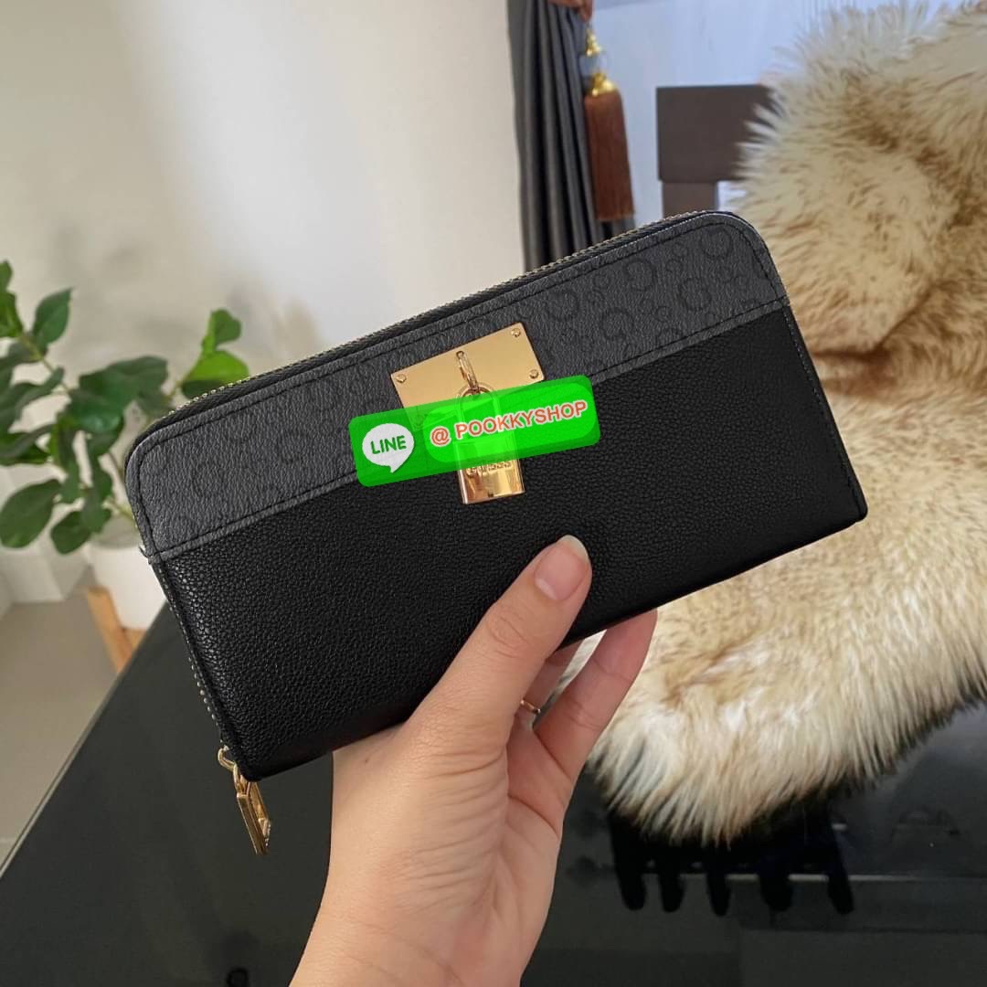 Guess Long Wallet กระเป๋าสตางค์ใบยาวซิปรอบหนังนิ่ม ด้านหน้าโดดเด่นด้วยกุญแจชื่อแบรนด์ รุ่นนี้มีสายคล้องมือมาให้ เพื่อใช้งานง่ายและสะดวกมากยิ่งขึ้น ด้านในมีช่องใส่ธนบัตร ช่องใส่บัตร และช่องซิปใส่เหรียญค่ะ