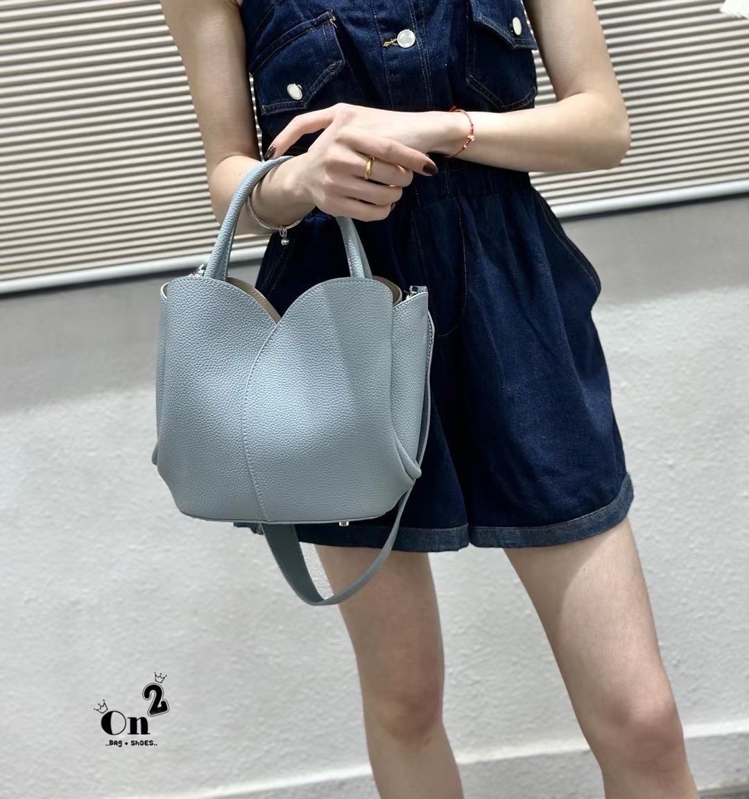 Classic Working PU Bag ▪️กระเป๋าถือ &สะพายข้าง ทรงดอกทิวลิป ทรงสวยมากวัสดุเป็นหนัง PU Premium มีกระเป๋าใบเล็กให้ 1ใบ และมีสายยาวให้ 2 เส้น