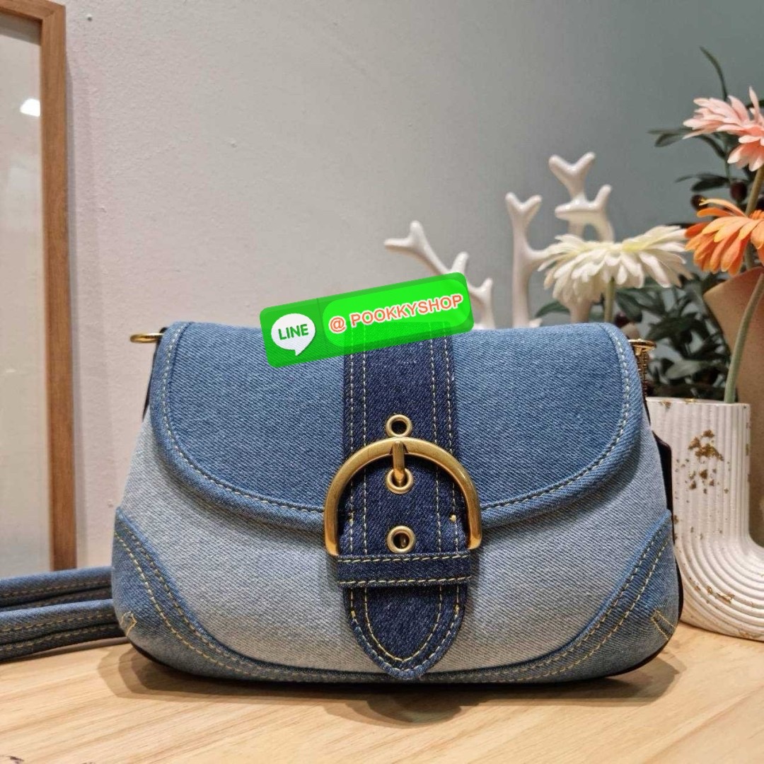 COACH CR737 SOHO BAG IN REPURPOSED DENIM 🔅 Details เลิกสวยแซ่บกี่โมงคะคุณน้า! ไอเท็มให้พาใจสั่นมาอีกแล้ว! กับกระเป๋าสะพายไหล่สไตล์วินเทจ ที่ยังคงแมสและฮอตมาก ด้วยรูปทรงที่ใช้งานง่าย ไม่เกะกะ แต่มีความเรียบหรูในตัว กระเป๋าปิดด้วยกระดุมแม่เหล็ก ภายใ