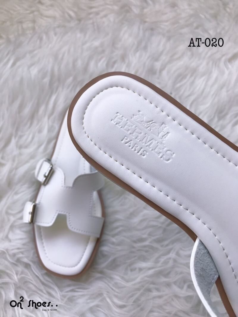 Hermès sandal เข้าแล้วค่ะ..แตะ Hermès รอบนี้หนังดีเวอร์ พื้นปั้มแบรนด์ปั้มนูนชัดแจ๋ว พื้นนิ่มใส่สบาย สวยเบอร์แรงรอบนี้ห้ามพลาดเลยจ้า **รูปสินค้าถ่ายจากงานจริง