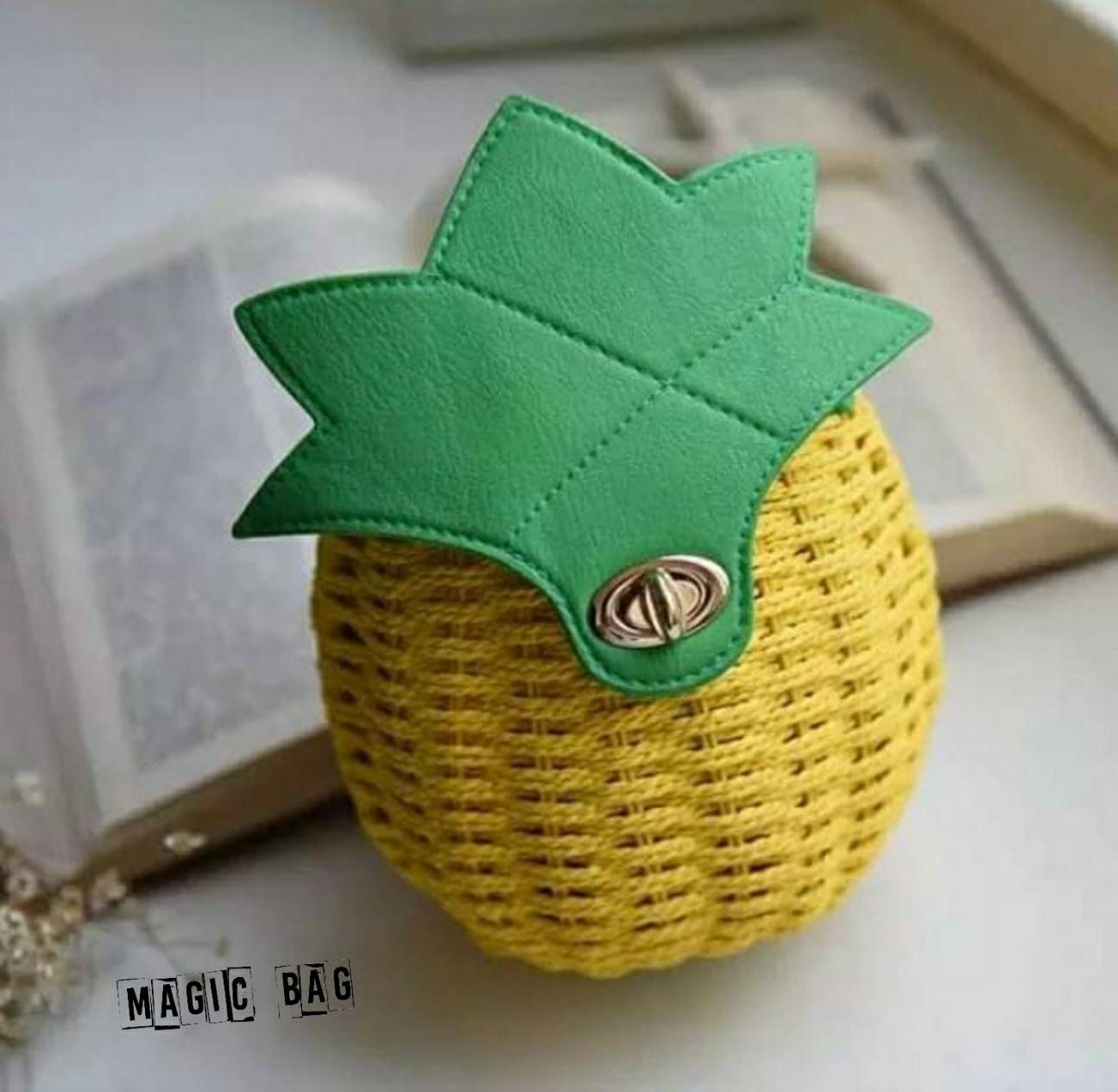 กระเป๋าสานสัปปะรดหนังนิ่ม มีสาย pu สะพายไหล่และคล้องแขน สีสันสดใสดีไซน์น่ารักมาก ใส่โทรศัพท์กระเป๋าสตางค์ของใช้จุกจิก น่ารักไม่เหมือนใครแน่นอนค่ะ