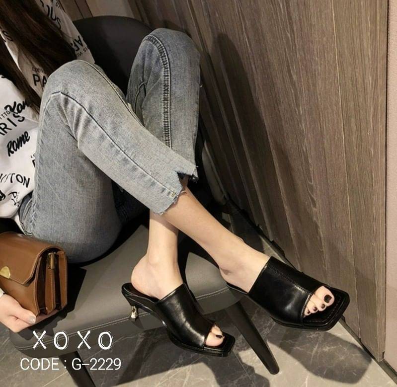 สินค้าพร้อมส่ง คีฟลุคมาก ของมันต้องมีมากซีสทั้งหลาย ดูไฮ สุดๆ ค๊า งานสวม ใส่สบาย ทรงเปิด หน้าหัวตัด วัสดุหนัง PU เก๋ ด้านข้าง แต่งลายเย็บเป็นคลื่น สวยหรู ดูแพงเกินราคา พิเศษเลิศๆ ตรงส้น เป็นอะไหล่ทอง แมทส์ชุดง่าย น้ำหนักเบา ใส่กับชุดไหน ๆ เก๋มาก จับแมทส์ด