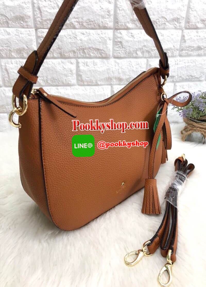 New Kate spade new york shoulderbag พร้อมส่งค่ะ นานๆจะมีมา!!! กระเป๋าสะพายไหล่หรือสะพายข้างได้ วัสดุหนังลายลิ้นจี่ ลายหนังสวย นิ่ม น่าใช้มากๆค่ะ ทรงฮิตเลยจ้าา ด้านหน้ามีพวงหนังผูกโบว์ห้อยยาวลงมา ตอกย้ำความสวยมาเพิ่มให้นะคะ เปิดปิดกระเป๋าแบบซิป ภายในโล่ง ใ