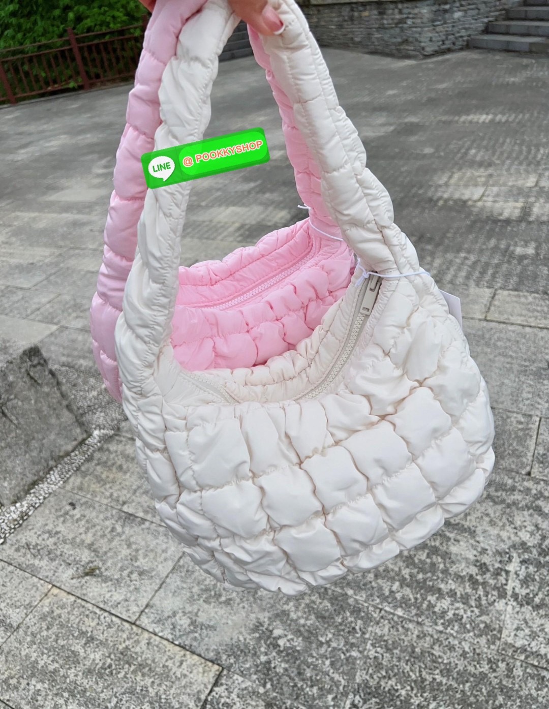 NEW IN!! 📣ล็อตใหม่เข้าแล้ว มาเพิ่มอีก2สีนะคะ อีกหนึ่งรุ่นหนึ่งทรงที่นิยมกันมากทีเดียว ฮิตไม่แผ่ว แต่งตัวเสร็จออกจากบ้านหยิบใบนี้ติดมือได้เลย COS QUILTED MINI BAG BLACK พร้อมส่ง! กระเป๋าจากแบรนด์COS ที่ไม่มีใครไม่รู้จักกัน วัสดุเป็นผ้าร่มแบบนวมนิ่ม