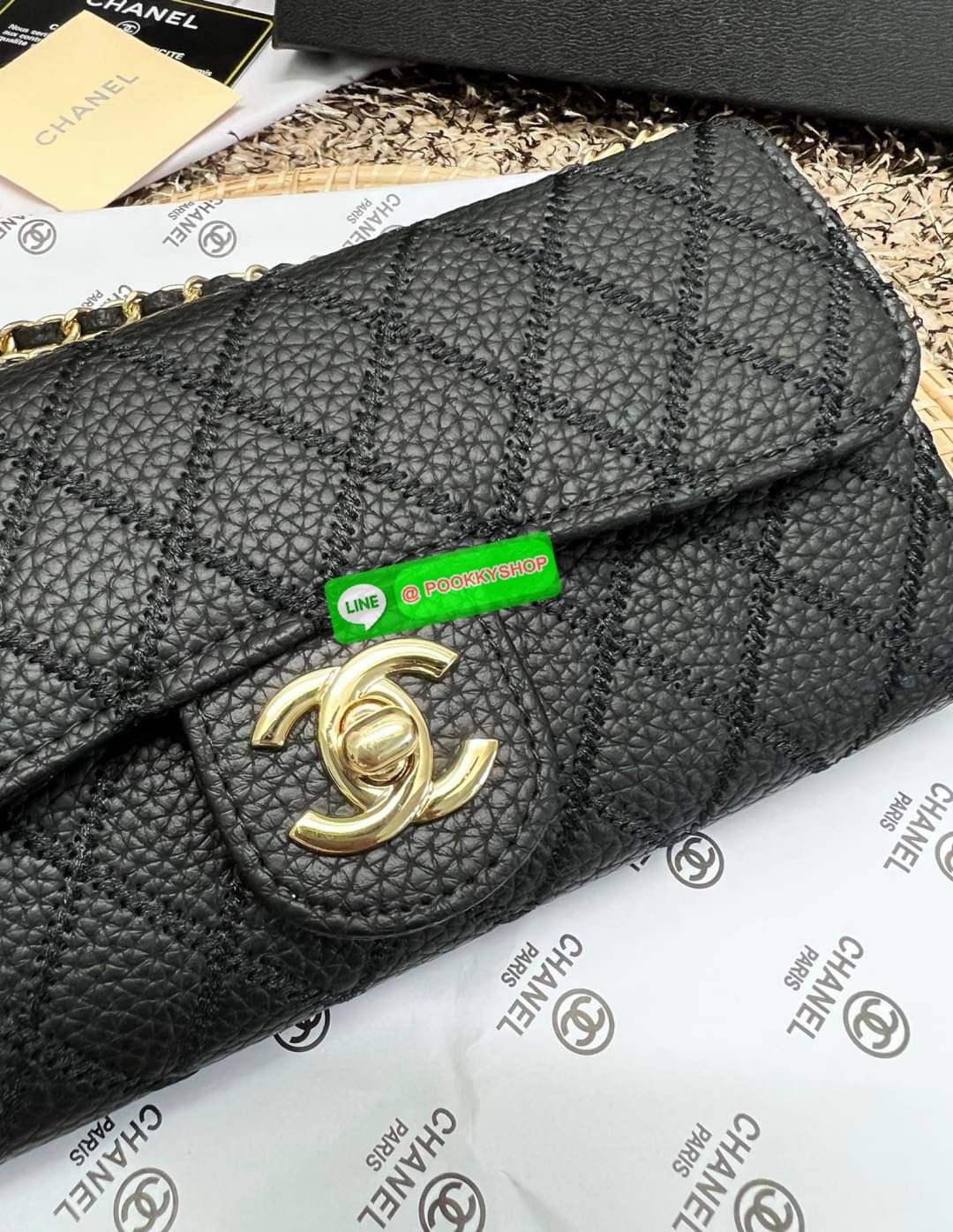 New in! สวยกริปมากๆค่ะ สาวๆที่มีบัตรเยอะๆหรือชอบพกเงินสดเยอะๆ แนะนำรุ่นนี้เลยค่ะ ไม่ผิดหวังแน่นอน CHANEL CHAIN WALLET//CLUTCH BAG ((vip gift ตปท)) พร้อมส่ง บอกเลยน้องสวย ไร้ที่ติเลยค่า! กับกระเป๋าสะพายแบบครอสบอดี้ร์หรือถือแบบคลัทเป็นกระเป๋าเงินเก๋ๆได้เลยค