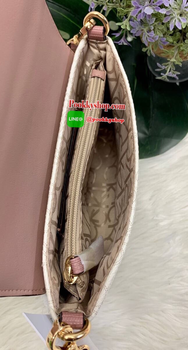 New arrival !! CALVIN KLEIN HANDBAG // SHOULDER BAG กระเป๋าถือ//คล้องไหล่//สะพายข้าง//หรือครอสบอดี้ร์ได้ค่ะ ดีไซด์สวย น่าใช้มากๆค่ะ วัสดุหนังผสมนิ่มมือค่ะ ด้านมีโลโก้แบรนด์ พร้อมช่องซิปใส่ของจุกจิก เปิดปิดกระเป๋าแบบกระดุมแม่เหล็ก ภายในแบ่งสามช่อง สามารถใส
