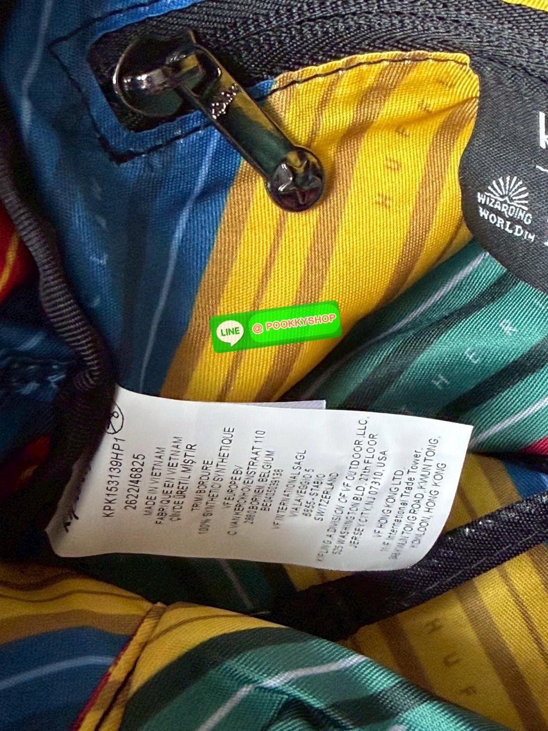 💕 Kipling X Harry porter crossbody bag ท่องโลกเวทมนตร์ไปกับไอเทมกระเป๋าของ Kipling กับคอลเลคชั่นใหม่ Kipling x Harry Potter ไอเทมเวทมนตร์และลวดลายที่เป็นเอกลักษณ์เฉพาะตัว คอลเลกชั่นนี้โดดเด่นด้วยผ้าไนลอนเอกลักษณ์ของ Kipling สีดำ Magical Black ที่อ