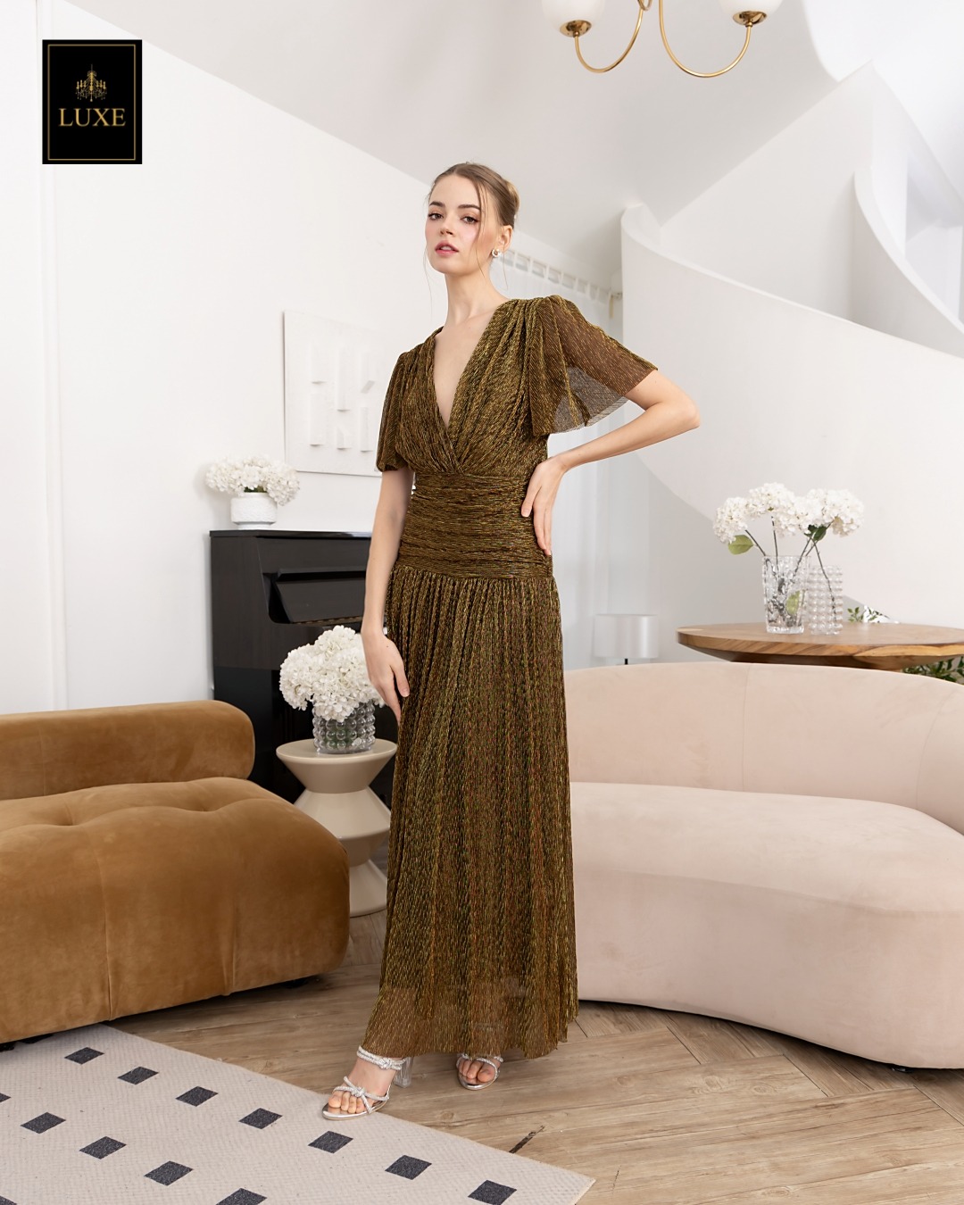 เดรสแฟชั่น แม็กซี่เดรสเสื้อคอวีป้าย แขนระบาย กระโปรงจับเดรปเข้ารูปตรงสะโพก ต่อชายกระโปรงบาน