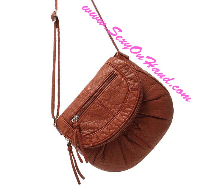 กระเป๋าสะพายข้าง กระเป๋า BRand AEROPOSTALE เนื้อนุ่ม ลื่น สีน้ำตาล สายปรับระดับได้คะ สินค้าหลุดโรงงาน จำนวนจำกัดคะ