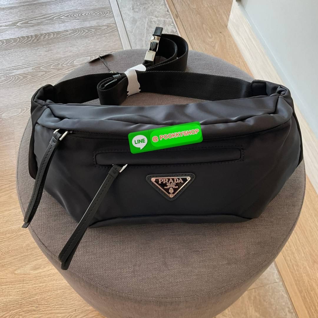 รุ่นยอดฮิต! กระเป๋าคาดอก น้ำหนักเบา ดีไซน์เป็นเอกลักษณ์ งานพรีเมียมสมนาคุณ prada ซึ่งเหมาะกับสายStreet มากๆค่ะ ทรงสาย จุของได้เยอะ ด้านหน้าประดับมีป้ายโลหะโลโก้แบรนด์ มีช่องซิปแยก อะไหล่สีเงินทั้งใบ ภายในปิดเปิดด้วยซิปมีที่จับหนังห้อย สามารถใส่กระเป๋าตังค