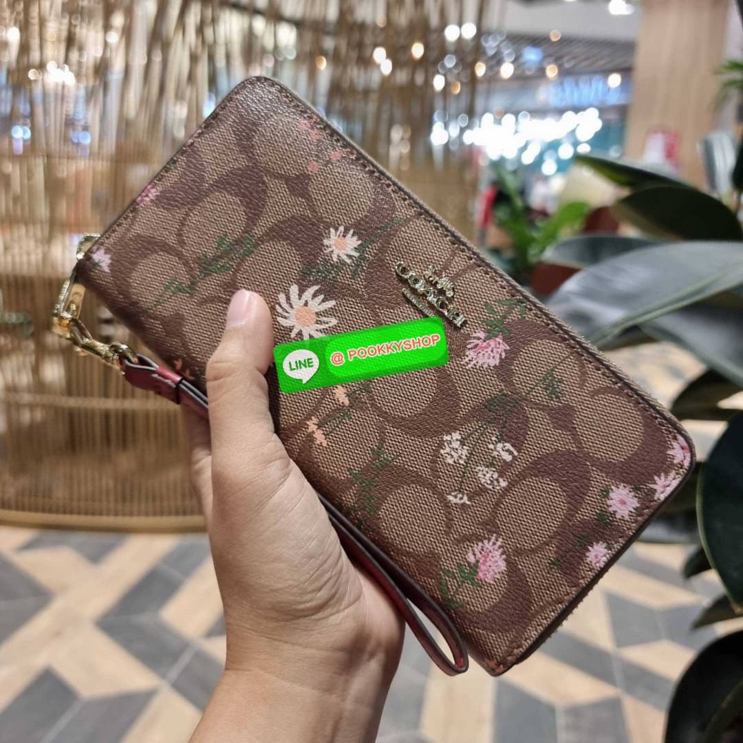 COACH C8736 LONG ZIP AROUND WALLET IN SIGNATURE CANVAS WITH WILDFLOWER PRINT น้องน่ารัก คอลใหม่ล่าสุด กระเป๋าสตางค์ใบยาวกึ่งคล้องมือ รุ่นขายดี มาในดีไซน์สุดคิ้วท์ น่าใช้!! วัสดุหนังแคนวาสเคลือบลาย มาพร้อมสายคล้องมือ ถอดออกได้ ภายในใส่บัตรได้เยอะ มีช่องซิป