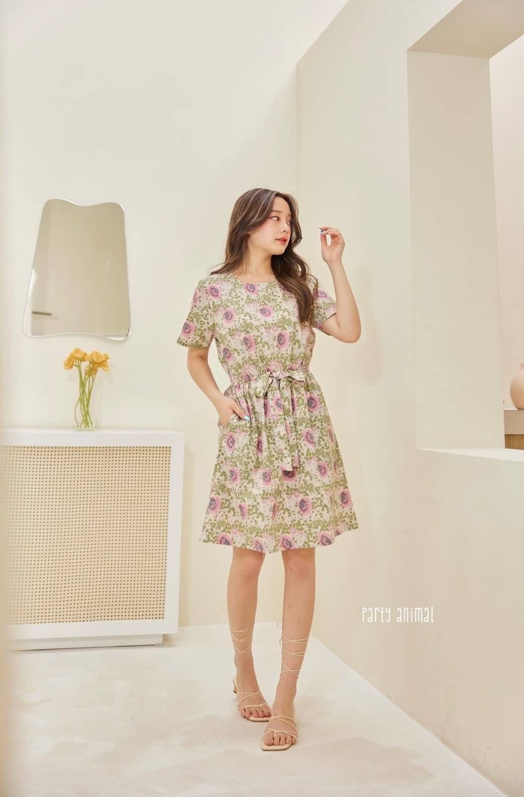 🌻🌸🪸ลายดอกไม้คิ้วท์ๆค้าา🥰🥰เดรสคอกลมแขนสั้นทรงกระโปรงเอบานเล็กน้อย เอวยืด เนื้อผ้าคอตตอน 100% ลายน่ารักค้าา มีซับในกระโปรง มีกระเป๋าล้วงข้างค่ะ 3ลาย