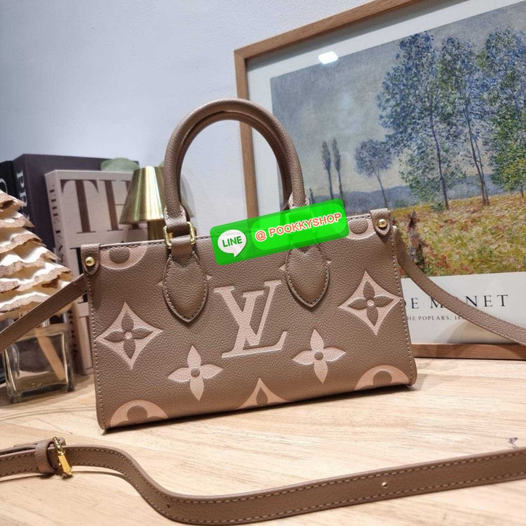 🔆 Model LV on the go east west 🔆 Details ใหม่ล่าสุด ดีไซน์กะทัดรัด กับกระเป๋าทรงโท้ทที่ใครเห็นต้องเป็นคลั่งรัก ยอดฮิต คลาสสิค ผู้ดี หรูหราได้ทุกลุค ทุกสไตล์ มาพร้อมหูจับในตัว คล้องแขน คล้องไหล่ก็ดูแพง หรือจะเกี่ยวสายครอสสะพายข้างก็อัพลุคได