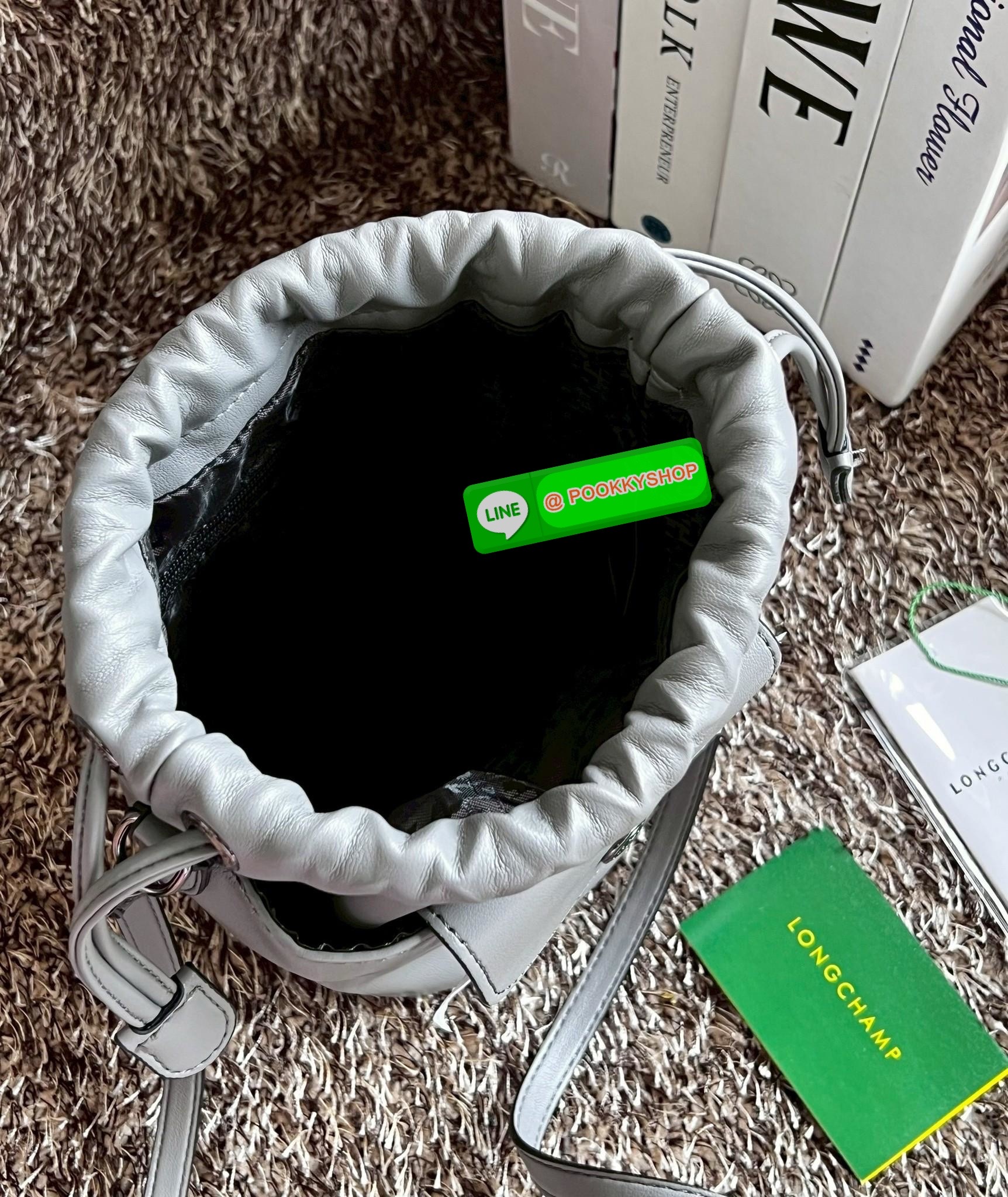 NEW ARRIVAL! LONGCHAMP LE PLIAGE XTRA XS BUCKET BAG ต้องบอกก่อนว่ารุ่นนี้เป็นรุ่นที่ใช้ออกมาแล้วไม่มีคำว่าผิดหวัง ออกแบบมาสวยแบบตัวแม่เลยค่าา 🔖พร้อมส่งทันที! กับกระเป๋าทรงบัคเกต หนังแท้smooth leather อย่างดี ใบกลางเจ้าลำตัวแล้วสวยมากก