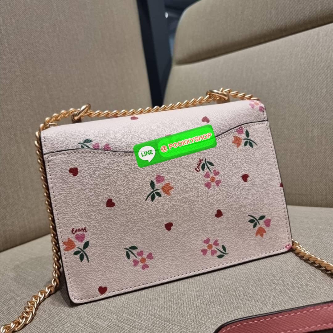 COACH C7596 KLARE CROSSBODY WITH HEART PETAL PRINT หนึ่งคอลเลคชั่นที่ฮิตไม่หยุดยั้ง!! ขายดิบขายดีทุกดีไซน์ รอบนี้มาตอบโจทย์สายหวาน ใหม่ล่าสุด น้องน่ารักม้ากกกก!! กับกระเป๋าสะพายข้าง โทนสีละมุนลูกคุณ!! คือดี!! เพิ่มลูกเล่นช่อดอกไม้หัวใจ ให้มีสีสัน สายสะพาย