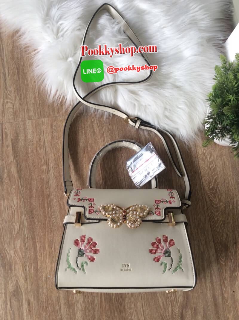 จัดส่งฟรี EMS ทั่วไทยค่ะ พร้อมส่ง LYN New Collection 2018 รุ่น FLORENCE M กระเป๋าถือ / สะพาย Size M วัสดุหนังเรียบ ตัวกระเป๋าปักลายสวยงาม ประดับด้วยตัวผีเสื้อ อะไหล่ทอง ด้านหน้าปั้มโลโก้แบรนด์ มีหมุดรองฐาน 4 มุม ปิดเปิดด้วยกระดุมแม่เหล็ก ภายในมีช่องใส่มือ