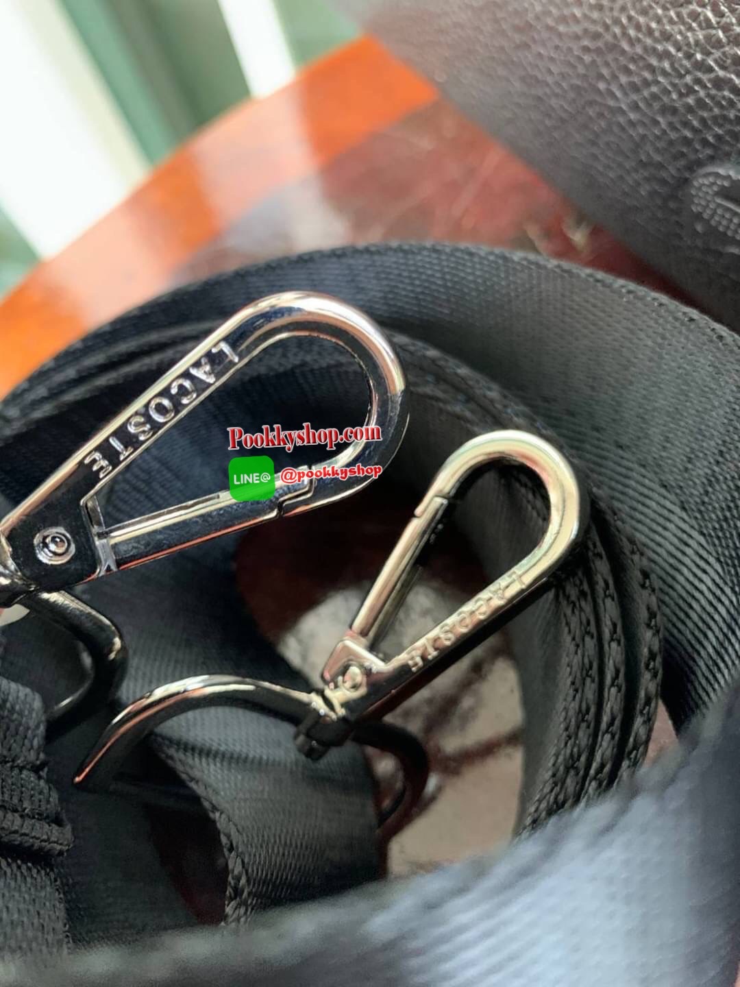 ลาคอส Men's Soft Mate Matte Full-Grain Leather Computer Bag กระเป๋าสำหรับคุณผู้ชาย ด้วยการออกแบบใหม่ เกิดผลลัพธ์เป็นกระเป๋าใส่คอมพิวเตอร์พกพาที่ดูทันสมัย ผลิตจากวัสดุ Grained leather ที่กลายเป็นกระเป๋าไอคอนที่ต้องมี ด้านนอกมีช่อง 2 ช่อง เปิดได้2ด้า