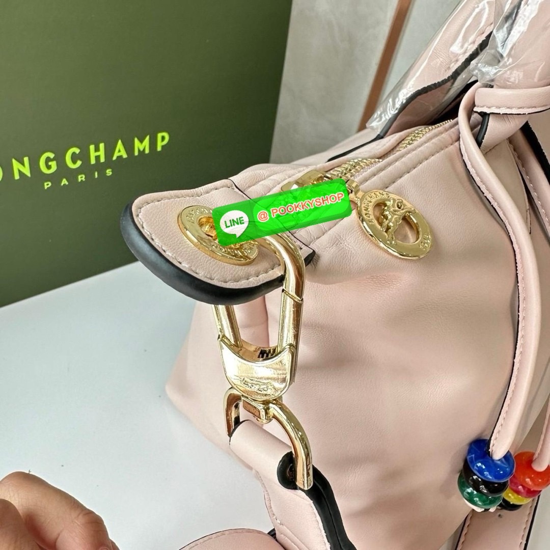 LONGCHAMP Le Pliage Xtra L Leather Handbag 🔖กระเป๋าสะพายคอสบอดี้ รุ่นใหม่โด่ดเด่นลูกเล่นของลูกปัดห้อยสีสันสดใส ทำให้กระเป๋าดูมีลูกเล่นมากขึ้น 🔖วัสดุ : หนังวัวทั้งใบนิ่มน่าสัมผัส 🔖เปิด-ปิดแบบกระดุมแป็ก มีซิปปิดปากกระเป๋าอีกชั้น ป้อง