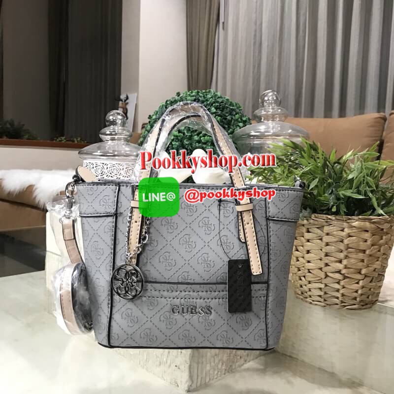 NEW ARRIVAL! GUESS DELANEY CROSS BODY BAG กระเป๋าถือหรือสะพายรุ่นที่ฮิตและขายดีที่สุดจาก GUESS FACTORY คอลเลคชั่นใหม่วัสดุหนังเรียบปั้มลาย GUESS Signature รอบใบสวยหรูอยู่ทรง ขนาดกำลังดี น้ำหนักเบา ด้านหน้าประดับโลโก้พร้อมพวงกุญแจโลโก้แบรนด์ห้อยที่หูหิ้วถอ