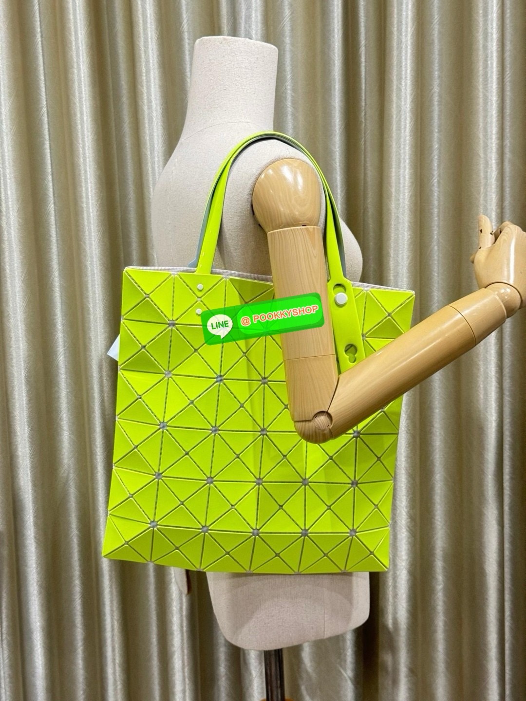 Baobao Issey Miyake 6x6 กระเป๋า Tote รุ่นนี้ถือว่าเป็นกระเป๋า Tote ไซส์กลางที่เหมาะกับการพกพาสิ่งของที่จำเป็นในทุก ๆ วัน มาพร้อมสายที่สามารถปรับได้ทั้งสองสาย และมีช่องใส่ของช่องเล็กด้านใน 1 ช่อง จุของได้เยอะแถมยังทนทาน ใช้เป็น Everyday Bag ได้เลยคะ พกพาสะ