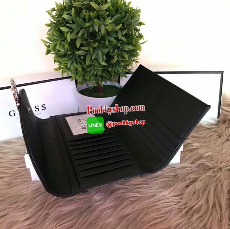 Guess leather wallet กระเป๋าสตางค์ใบกลาง ด้านหน้าแต่งโลโก้แบรนด์โลหะสวยหรูลายซิกเนเจอร์ของแบรนด์ ภายในมีช่องใส่ธนบัตร บัตรต่างๆ ช่องใส่รูป มีช่องยาว 3 ช่อง ใส่ธนบัตร ด้านหลังมีช่องซิปใส่เหรียญ ปิดเปิดใช้งานสะดวก ถือถนัดมือ ขนาดกำลังพอเหมาะ ดีไซร์หรูสวยงาม