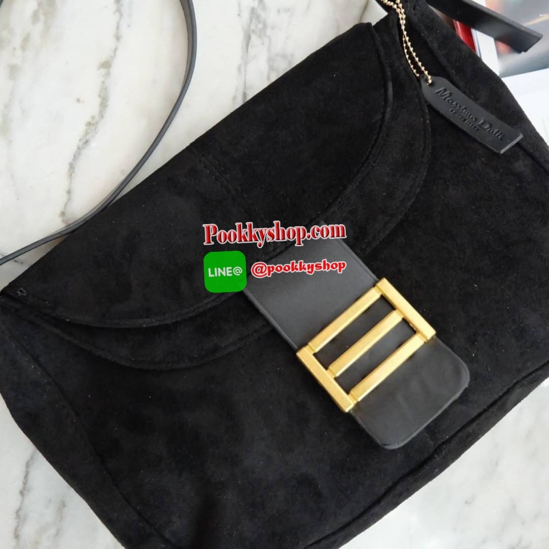 รุ่นใหม่ สวยมาก ทรง Cross body รูปแบบสวย จากแบรนด์ Massimo dutti บอกเลยใบนี้ ของจริงสวยคะ ดีต่อใจ ใครชอบทรงนี้ห้ามพลาดเลยน๊า มาไม่เยอะ😁❤️ ผ้ากำมะหยี่ เนื้อดี อะไหล่ทองมีช่องแบ่งเก็บของได้คุ้ม เป็นสัดส่วน น้ำหนักเบา จุของได้คุ้มคะ มีสายยาวให