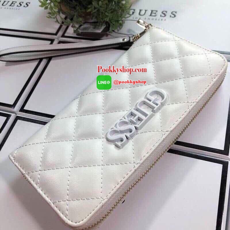 GUESS WOMEN'S 2019 LONG WALLET กระเป๋าสตางค์ใบยาวหนังนิ่มสวยมากค่ะ ตกแต่งด้วยการเย็บลายตารางสวยหรู เปิดปิดด้วยซิปมาพร้อมสายคล้องมือถอดแยกได้ ด้านหน้าประดับโลโก้แบรนด์ ด้านหลังมีช่องซิป หัวซิปแบรนด์ทุกจุด ภายในมีช่องใส่ธนบัตรแบงก์พัน ช่องซิปกลางและช่อ