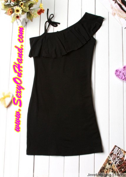 ชุดเดรสสั้น เดรสปาร์ตี้ เดรสออกงาน กลางคืน เดรสสั้นแต่งระบายบ่าเฉียง สีดำ เนื้อผ้ายืดเข้ารูป มีน้ำหนักทิ้งตัว สวยเปรี่้ยว เนื้อผ้าสวมใส่สบาย คะ+G-string