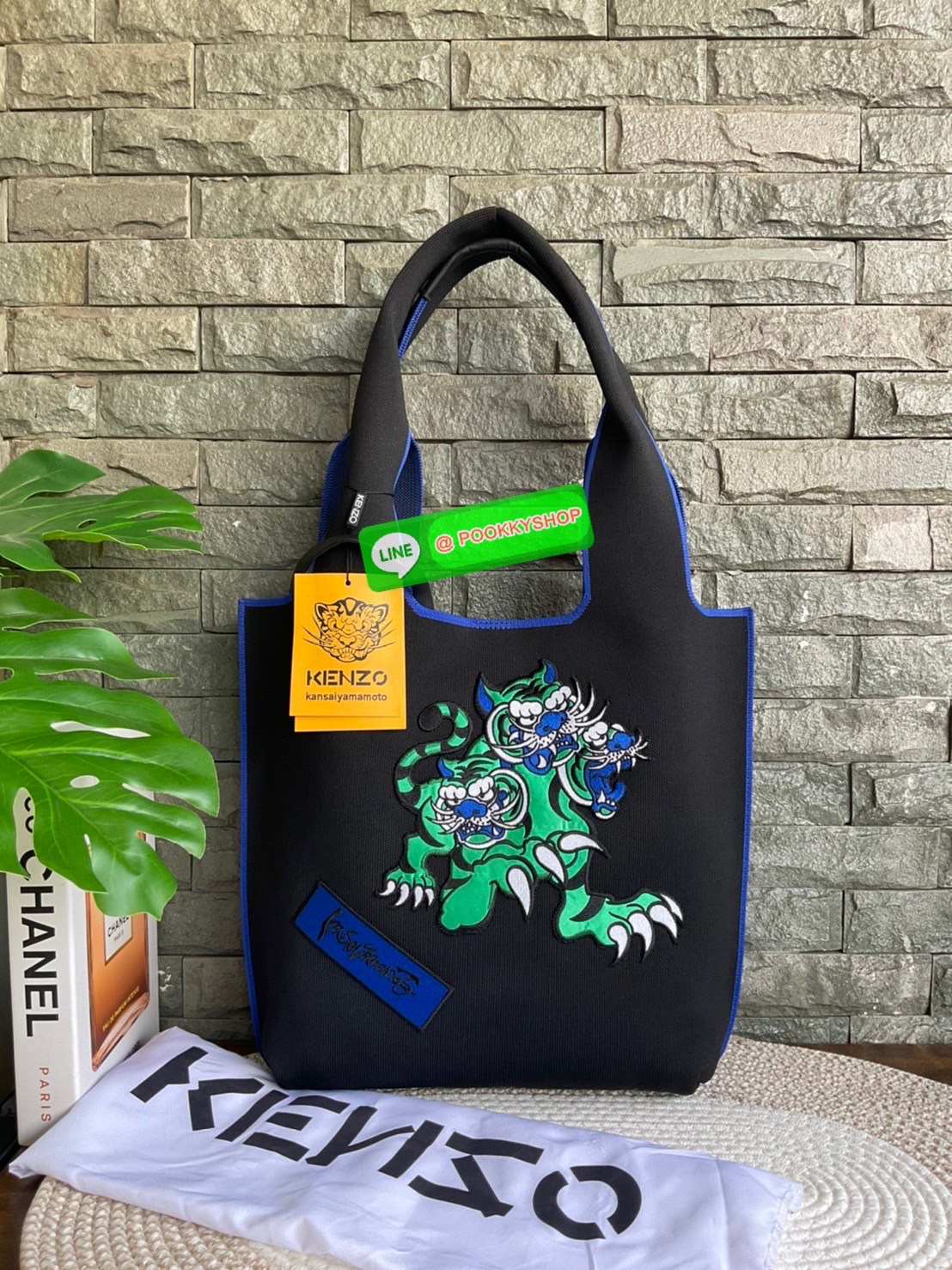 🚚 พร้อมส่ง 🚚 KENZO X KANSAI YAMAMOTO TIGER TOTE BAG กระเป๋าสะพายไหล่ ทรง โท้ทิสี ดำ และ น้ำเงินเข้ม x คันไซ ยามาโมโตะ Three Tigers จาก KENZO โดดเด่นด้วยลวดลายปัก วัสดุเป็นผ้าอย่างหนานุ่มคุณสมบัติพิเศษเฉพาะแบรนด์ น้ำหนักเบามากๆ หูหิ้วด้านบน