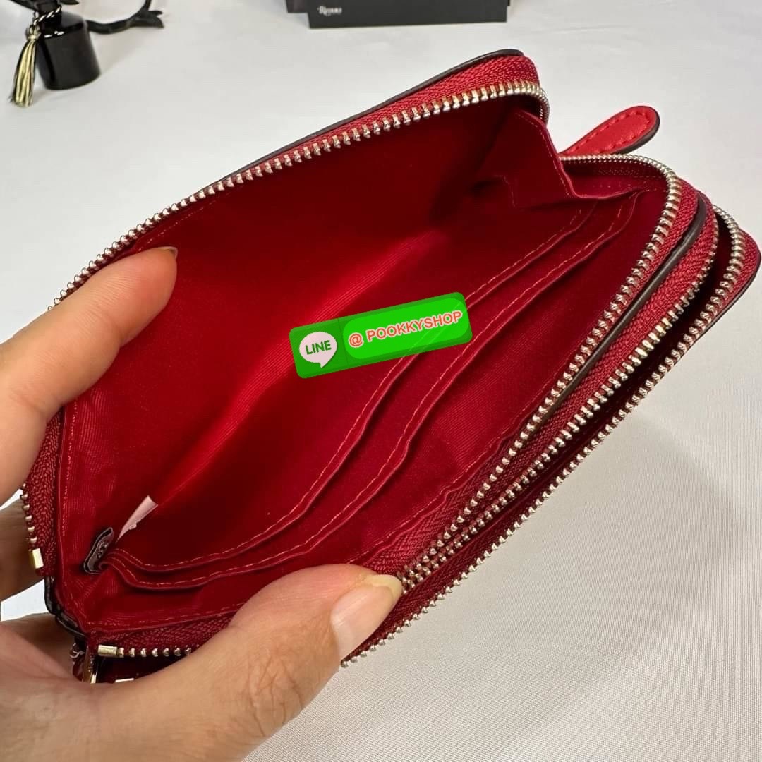 กระเป๋าคล้องมือ COACH 87591 DOUBLE CORNER ZIP WRISTLET IN SIGNATURE CANVAS (COACH 87591 ） กระเป๋าคล้องมือ2เซิปใหญ่ ลายCหนังและ ด้านในเป็นผ้า แบ่งเป็นช่องเล็กๆใส่เหรียญใส่แบงค์ใส่บัตร แล้วแต่จะใส่มีหลายช่อง ใส่โทรศัพท์ได้ทุกรุ่นพร้อมสายคล้องมือ