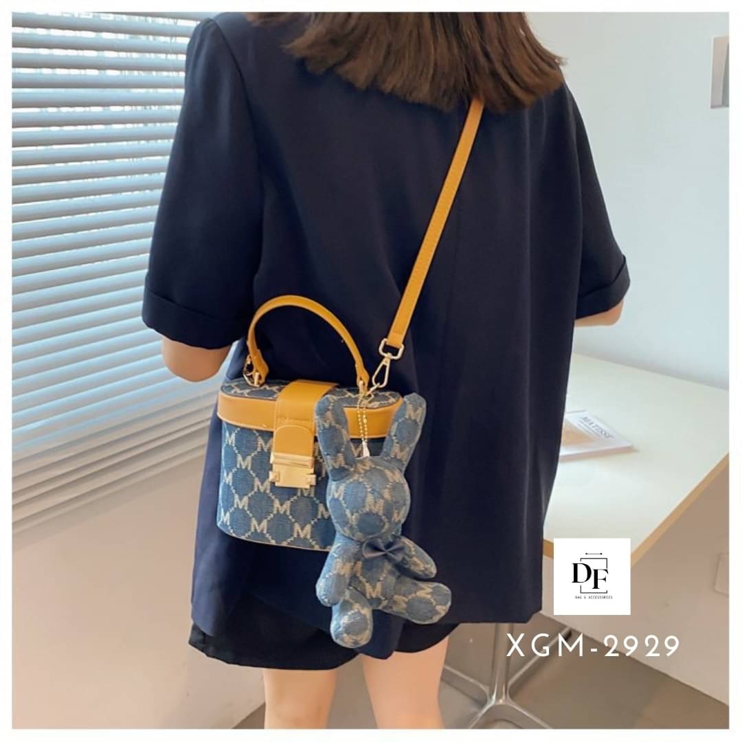 สินค้าพร้อมส่ง กระเป๋าถือทรงกล่องพร้อมพวงกุญแจน้องกระต่าย วัสดุหนัง PU ด้านนอกบุผ้าแคนวาสทอลาย แพทเทิร์นสวย มาพร้อมสายสะพายปรับระดับได้ ถอดได้ 1 ช่องใช้งาน ซับหนังด้านในอย่างดี