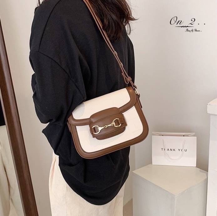 New Arrival 🔥🔥🔥 🇰🇷Korean style bag🇰🇷 กระเป๋าหนังพียูทรงสี่เหลี่ยม ปั้มลายCroco สายสะพายเป็นสายหนัง ปรับความยาวได้