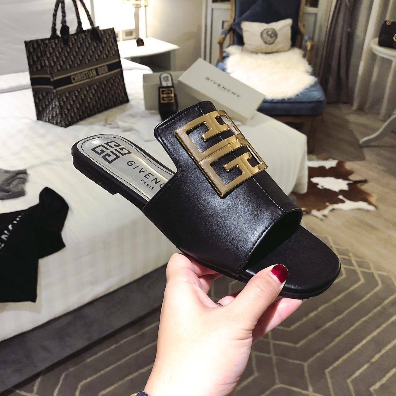 พร้อมส่ง ฮอตๆๆๆ เลยคะ ตัวนี้ เพิ่งมาคะ แตะ givenchy ตัวใหม่ล่าสุด รองเท้าแตะหน้าสวม หนังนิ่ม ทรงสวยมาก เก็บหน้าเท้าได้ดี สาวหน้าเท้ากว้างใส่ได้จ้า *งานปั้มแบรนด์ กล่องเรียบน๊า