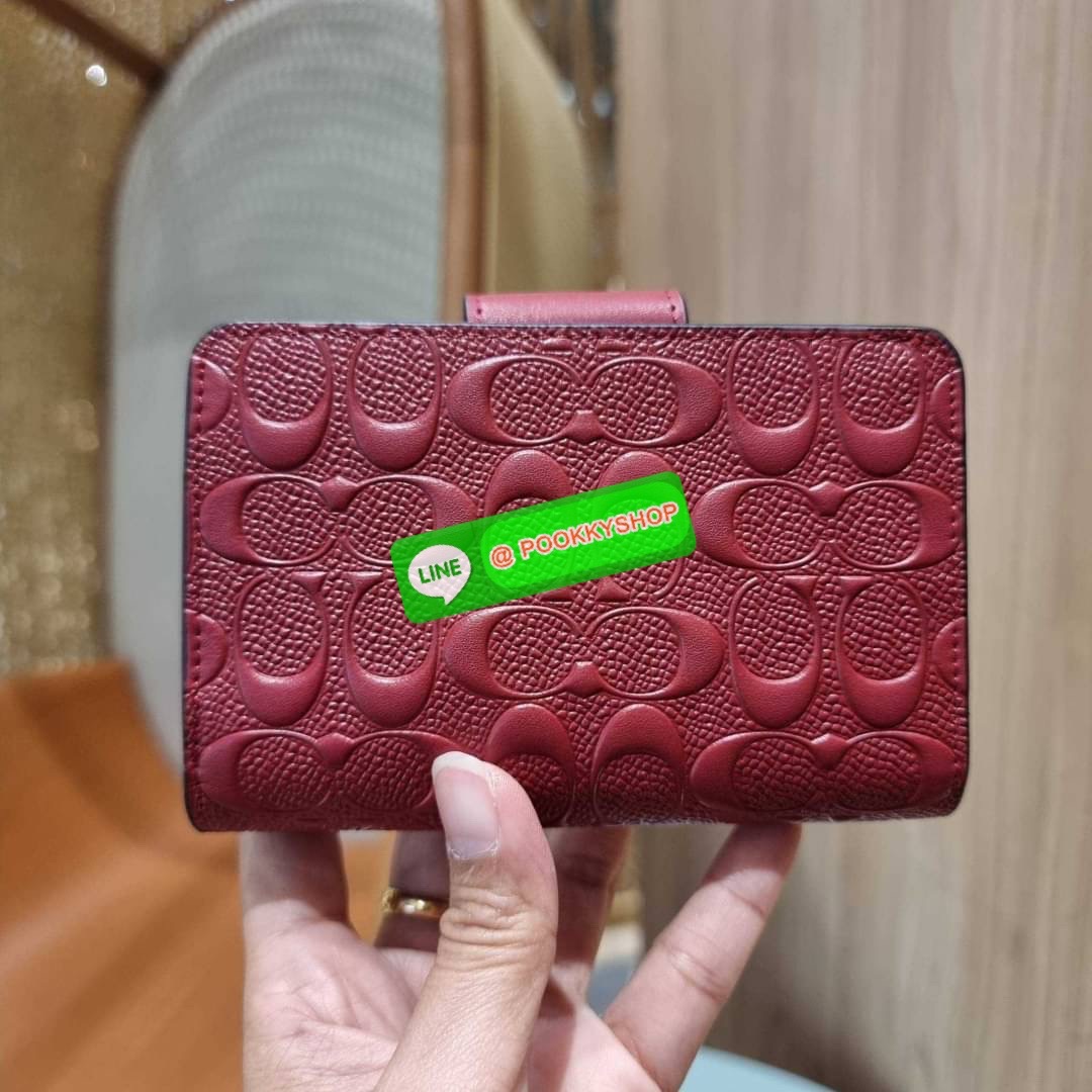COACH C5896 MEDIUM CORNER ZIP WALLET IN SIGNATURE LEATHER คอลเลคชั่นใหม่งานหรู งานดูแพง จัดให้เลย!! กระเป๋าสตางค์ใบกลาง ดีไซน์ใหม่ สุดหรู แค่เห็นก็ต้องเลิฟ ถือใช้ขับผิวทุกสี วัสดุหนังแท้ปั๊มลายนูนสวยคม ภายในมีช่องใส่บัตร ใส่ธนบัตรได้ครบ และมีช่องซิปแยก ใบ