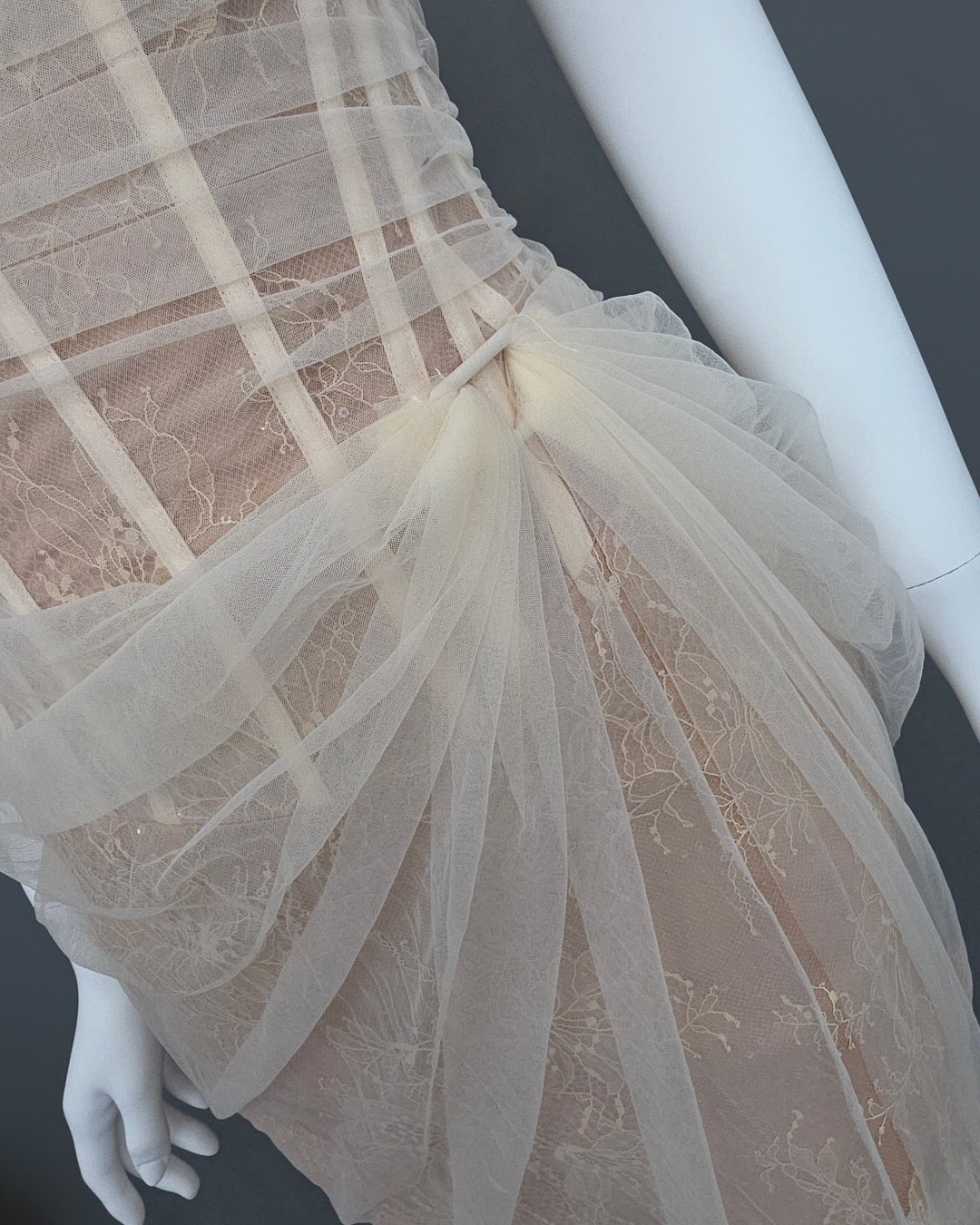 เดรสแฟชั่น เดรสเสื้อเกาะอก มีโครงแบบคอร์เซ็ต