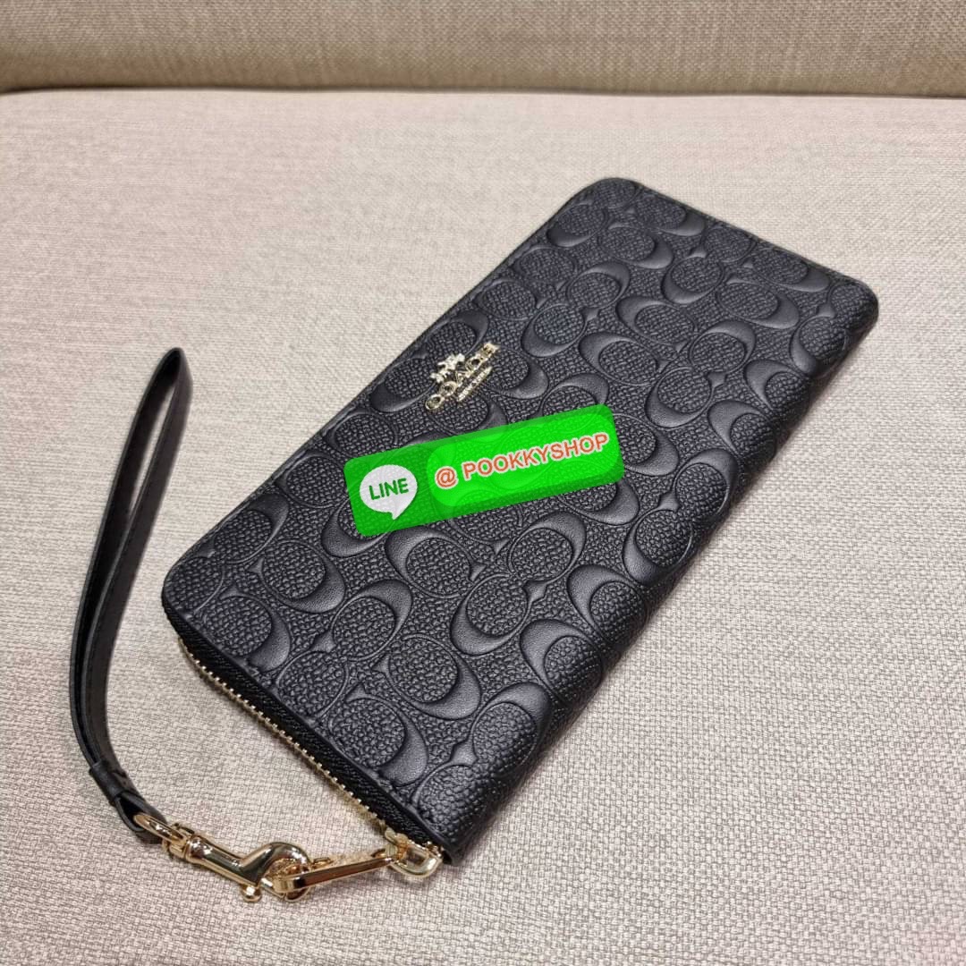 COACH C7360 LONG ZIP AROUND WALLET IN SIGNATURE LEATHER พร้อมเสิร์ฟความเลิศหรู ไม่ต้องรอพรีฯ ใหม่ล่าสุด กระเป๋าสตางค์ใบยาวกึ่งคล้องมือ สีคลาสสิค ขายดี ถือใช้คือขับผิวสุด!! วัสดุหนังแท้ปั๊มลายนูนสวยคม มาพร้อมสายคล้องมือ ถอดออกได้ ภายในใส่บัตรได้เยอะ มีช่อง