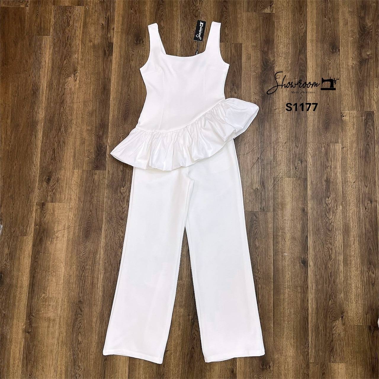 ชุดเซทแฟชั่น ตัวเสื้อชายตัดต่อระบายดูเก๋มาก กางเกงขายาวทรงสวย ใช้ผ้าอย่างดีในการตัดเย็บ