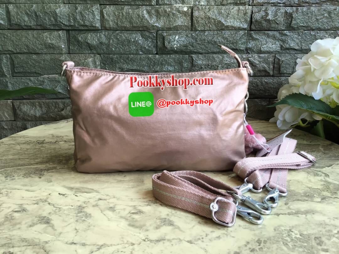 Kipling milos crossbody bag (K13696) กระเป๋าสะพายข้าง crossbody ขนาดกำลังดี มี 2 สาย สายสะพายสั้น ถือเป็นทรงพอรช์(pochette)ถอดเปลี่ยนสลับกับสายยาวได้ มีช่องซิปใช้งาน3ช่อง 2ช่องใหญ่ภายในมีเล็กแยกเป็นสัดส่วน ใส่มินิไอแพค กระเป๋าสตางค์ยาวได้ ด้านหน้ามีช่องซิ